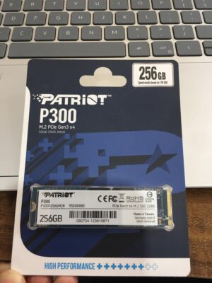 Ổ cứng SSD 256G Patriot P300 M.2 NVMe PCIe Gen3x4 Với xu thế nâng cấp ổ cứng cho các thiết bị như máy tính để bàn, máy tính xác tay từ HDD qua SSD các hãng sản xuất cũng liên tục cập nhật cho mình các dải sản phẩm mới với đa dạng chủng loại về bộ nhớ cũng như bổ sung thêm các tính năng sử dụng vượt trội phù hợp với thói quen và hành vi của người tiêu dùng. THÔNG SỐ KỸ THUẬT Dung lượng: 256GB M.2 PCIe Gen 3 x4 Tốc độ đọc ngẫu nhiên 4K: lên đến 290K IOPs Tốc độ ghi ngẫu nhiên 4K : lên đến 260K IOPs Tốc độ đọc tuần tự (ATTO): lên đến 1700MB/ Tốc độ ghi tuần tự (ATTO): lên đến 1100MB/s Hỗ trợ hệ điều hành: Windows 7*/8.0*/8.1/10 ĐẶC TÍNH SẢN PHẨM Sử dụng chip điều khiển PCIe 3 x 4 thế hệ mới nhất Định dạng: 2280 M.2 PCIe Gen3 x 4, NVMe 1.3 Công nghệ HMB Công nghệ NANDXtend ECC Điều kiện hoạt động: 0 ~ 70°C Mức tiêu thụ điện: full tải: 2.07W chạy không tải: 0.37W TBW: 40TB